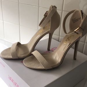 Lulu’s Elsi heels in the color “bone”